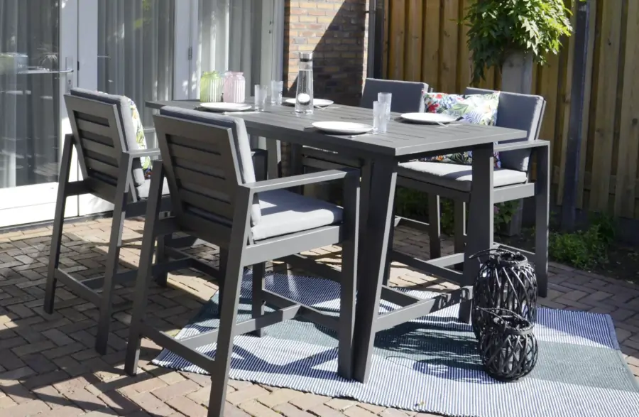4-seizoenen-tuinmeubelen-malibu-barstoel-antraciet-sfeer